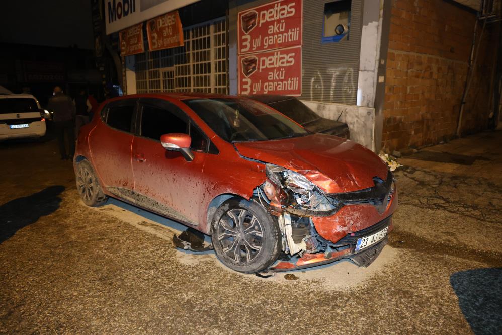 Elazığ’da Polis Aracına Çarpan Şahıs Başına Silah Dayadı: İkna Çalışmaları Sürüyor!