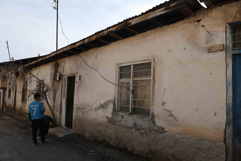 Elazığ’da tek katlı derme çatma evde kalan ve çocukları bakmayan 91 yaşındaki kadın yaşam mücadelesi veriyor.