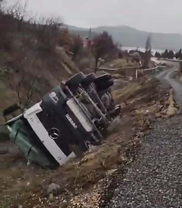 Elazığ'da Yol Çöktü, Beton Mikseri Yan Yattı